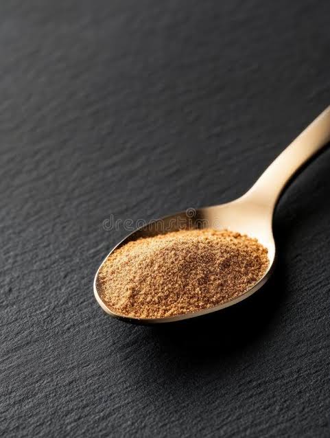 UNE CUILLERE A CAFE RASE DE GINGEMBRE EN POUDRE